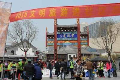 济南旅游局长带领旅行社走上街头，倡导诚信经营与文明旅游新风尚